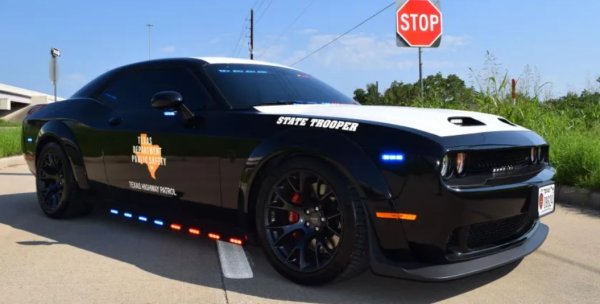 Присъден на Департамента за обществена безопасност на Тексас през 2022 г., този Challenger SRT Redeye нямаше да се превърне в патрулна кола, ако предишният собственик не беше участвал в улични състезания. Уловен да кара 257 км/ч, престъпникът шофьор след това продължава да шофира безразсъдно в гъсто населените райони на Хюстън.

По волята на съдбата животното с V8 двигател изчерпа бензина близо до междущатска магистрала номер 10. Шофьорът се опитва да избяга пеш, но полицаите в крайна сметка успяват да го задържат. 

Подобрен до 1080 конски сили, този безсмислен автомобил определено надхвърля 322 км/ч. Стандартният Hellcat Redeye официално е оценен на 326 км/ч.
